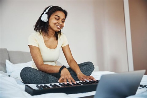 woman-plays-keyboard-at-home-wearing-headphones-2026-01-05-22-57-58-utc_1.jpg