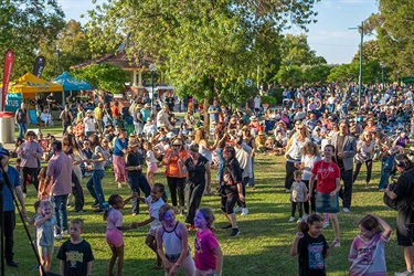warrawee-crowd.jpg