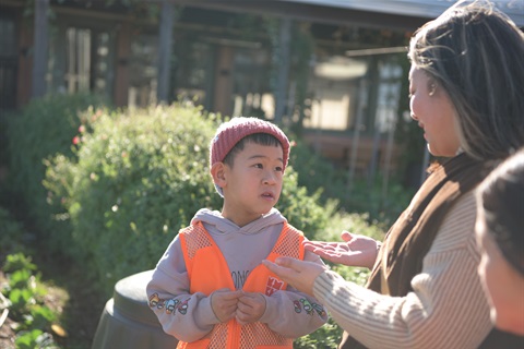 Little Plant Detectives is a small-group winter study tour where children explore a real rooftop garden, build observation and early science skills, create a personal take-home learning booklet, and enjoy a guided café lunch experience with Montessori edu